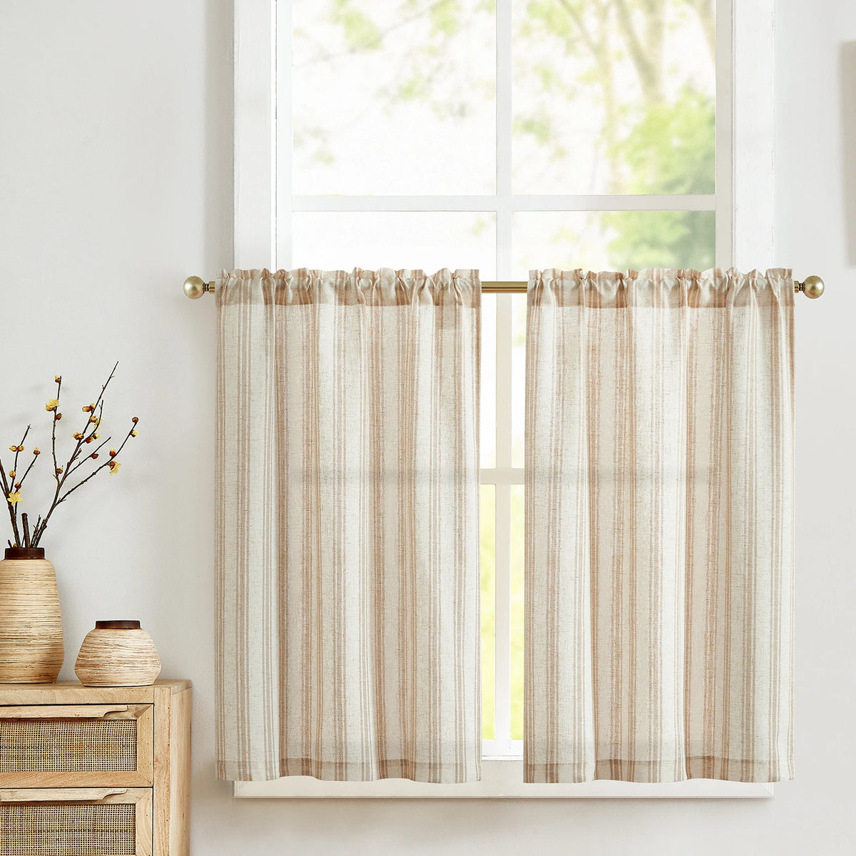 Rideaux à rayures beige clair pour fenêtre, offrant une décoration élégante et lumineuse. Idéal pour ajouter une touche moderne à votre salon ou chambre. Accessoire déco tendance pour filtrer délicatement la lumière naturelle. Convient pour tout type d'intérieur.