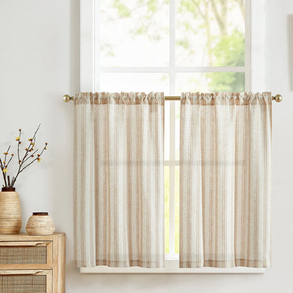 Rideaux à rayures beige clair pour fenêtre, offrant une décoration élégante et lumineuse. Idéal pour ajouter une touche moderne à votre salon ou chambre. Accessoire déco tendance pour filtrer délicatement la lumière naturelle. Convient pour tout type d'intérieur.