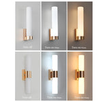 Applique murale LED acrylique tube doré allumée dans un salon
