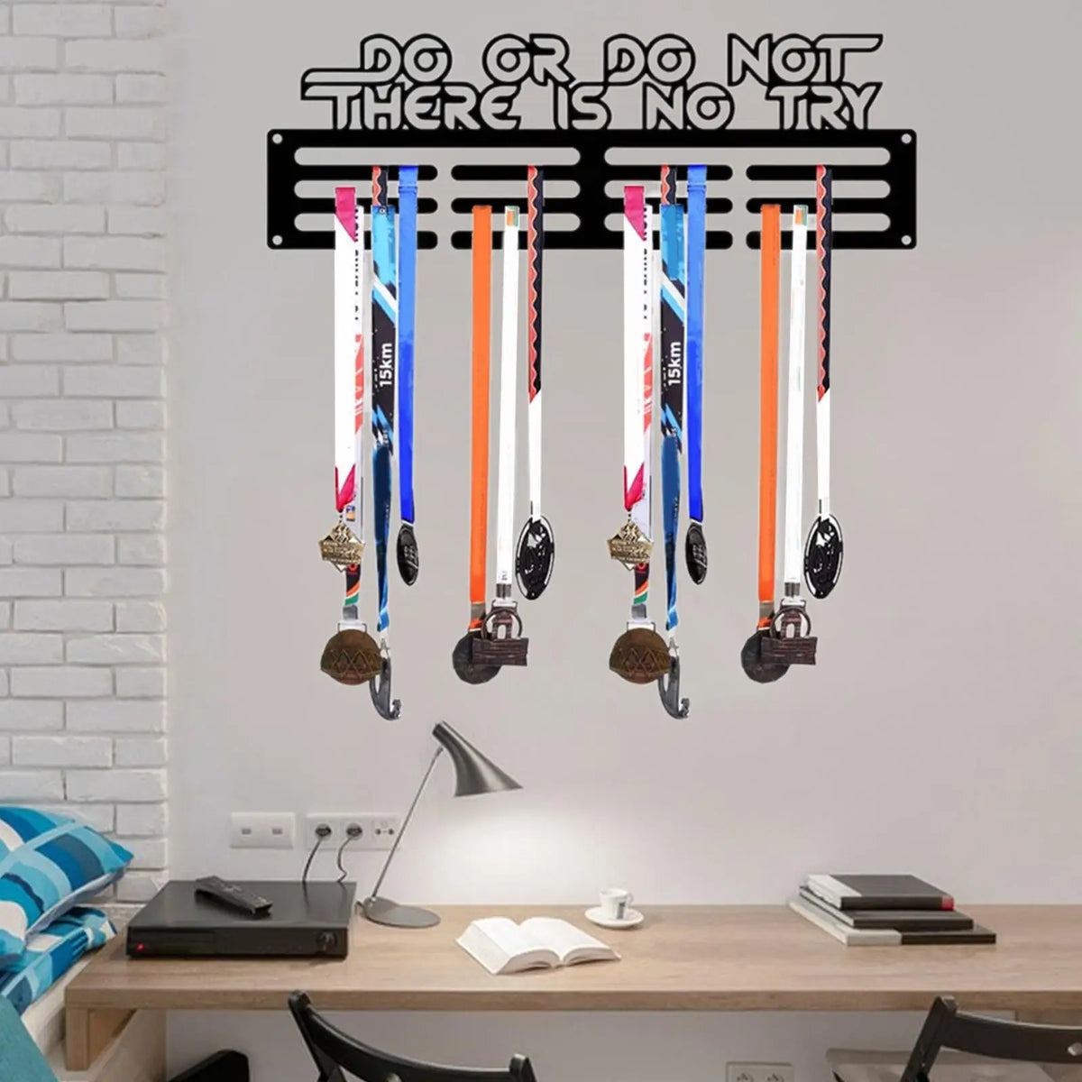porte médailles rangement mural sportif découpes laser montagnes coureurs noir horizontal multiusage salon