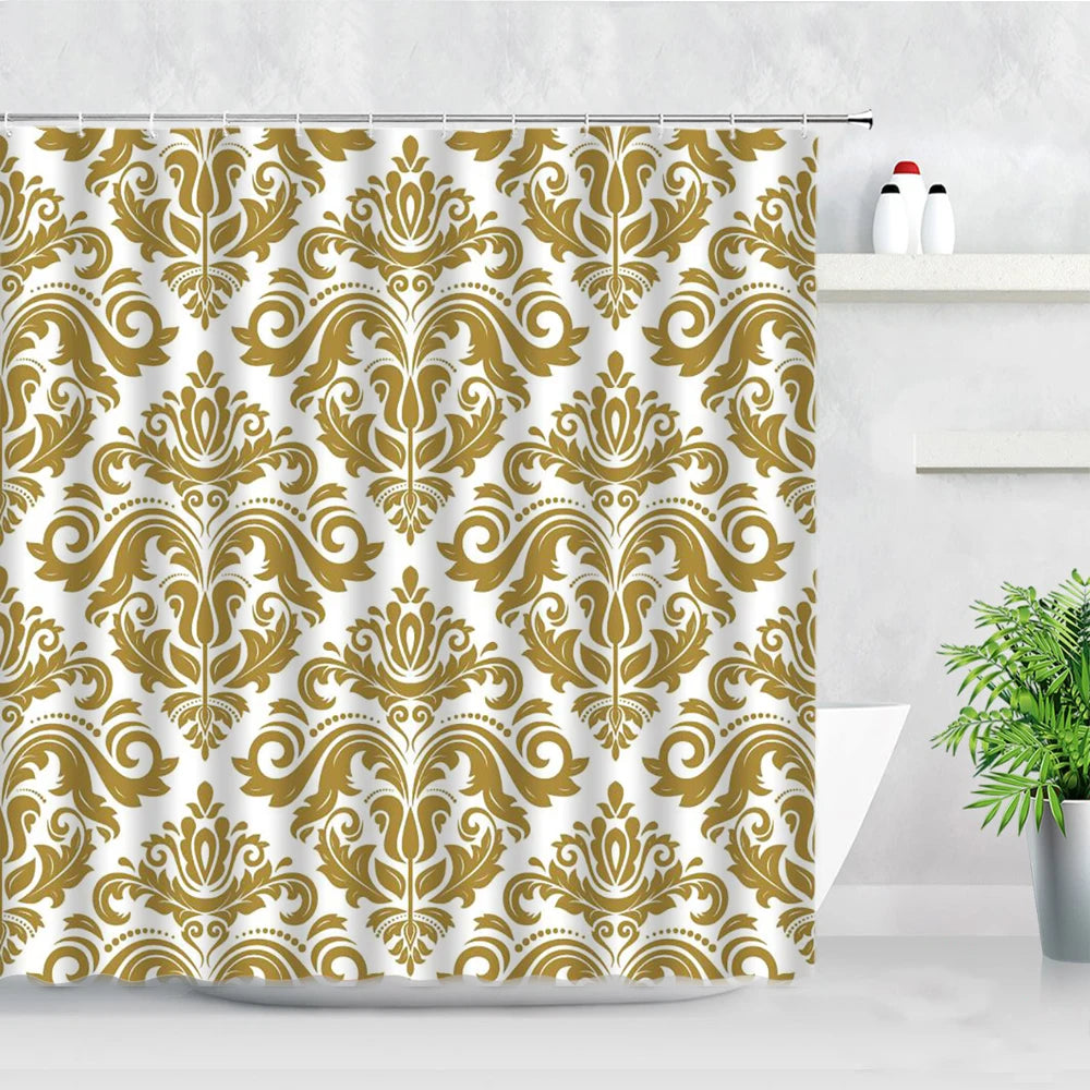 Vue de face du rideau de douche baroque avec ses couleurs vives