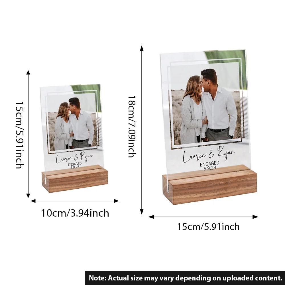 cadre photo personnalisé acrylique socle bois moderne photos couples texte engagement dates