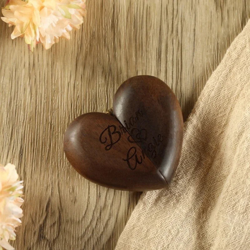 boîte bijoux forme cœur bois gravure classique romantique marron foncé anneaux mariage