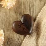 boîte bijoux forme cœur bois gravure classique romantique marron foncé anneaux mariage