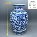 Magnifique vase en céramique bleu et blanc orné de motifs floraux élégants et complexes.