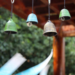cloches vent japonaises vert bleu jaune motifs géométriques texture rugueuse cordelette décoration extérieure classique