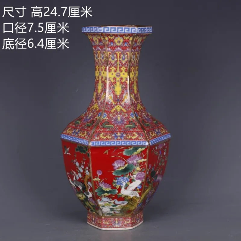 Vase en céramique orné de motifs floraux et de motifs mythologiques complexes, avec des dimensions indiquées.