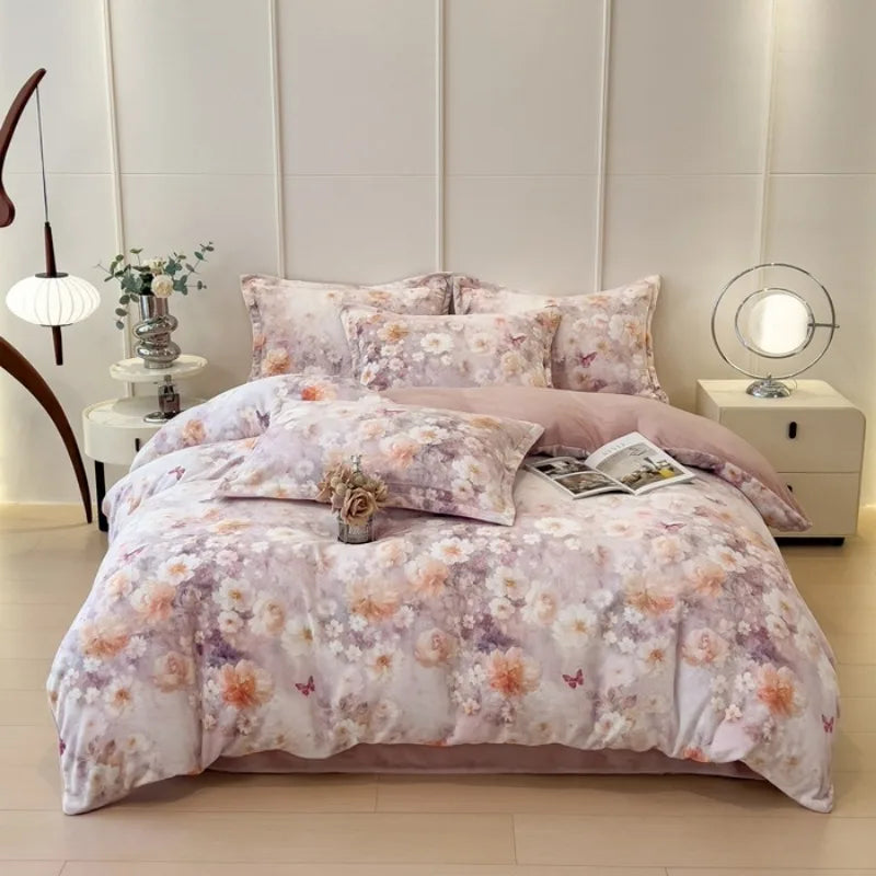 Une chambre à coucher élégante avec un linge de lit floral aux teintes douces et une décoration harmonieuse.