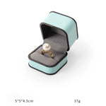 boîtes bijoux cuir beige turquoise intérieur noir moderne emballage présentation anneaux haute qualité