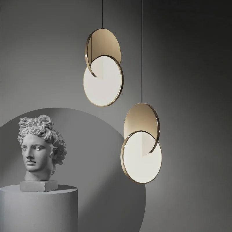 suspension lumineuse contemporaine dorée blanche métallique minimaliste salon chambre d'hôtel