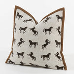 housse coussin carré motif chevaux rustique beige clair décor intérieur lit chaise voiture adhésif