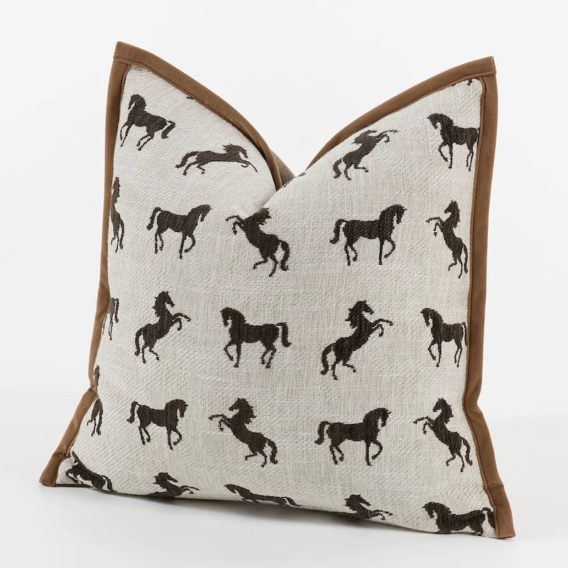 housse coussin carré motif chevaux rustique beige clair décor intérieur lit chaise voiture adhésif