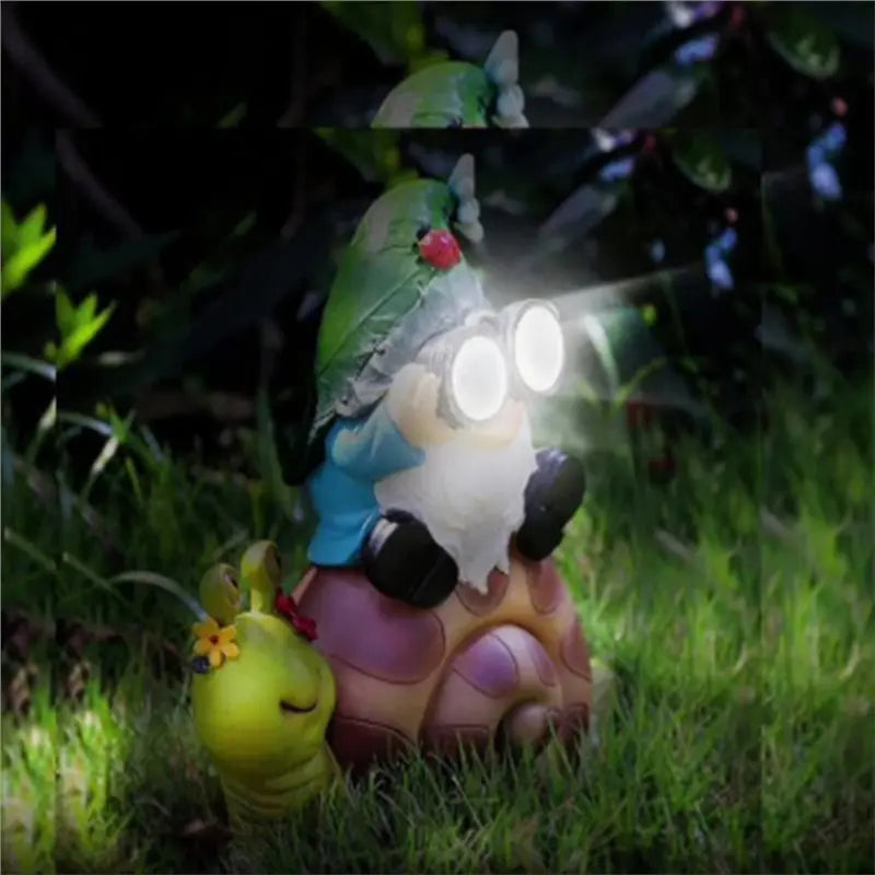 statue gnome escargot jardin décoration extérieure solaire fantaisiste motifs spirales couleurs vives