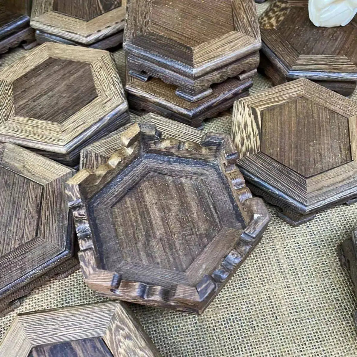 supports décoratifs bois marron rustiques hexagonaux vases figurines intérieur