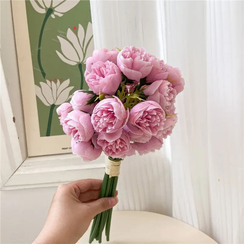 Bouquet de pivoines artificielles en soie beige sur une console