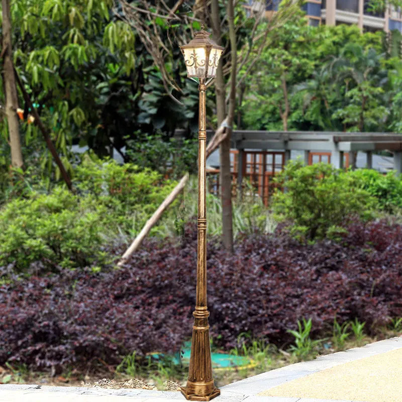 lampe rue élégante dorée vintage détails sculptés base octogonale ip65 led industrielle