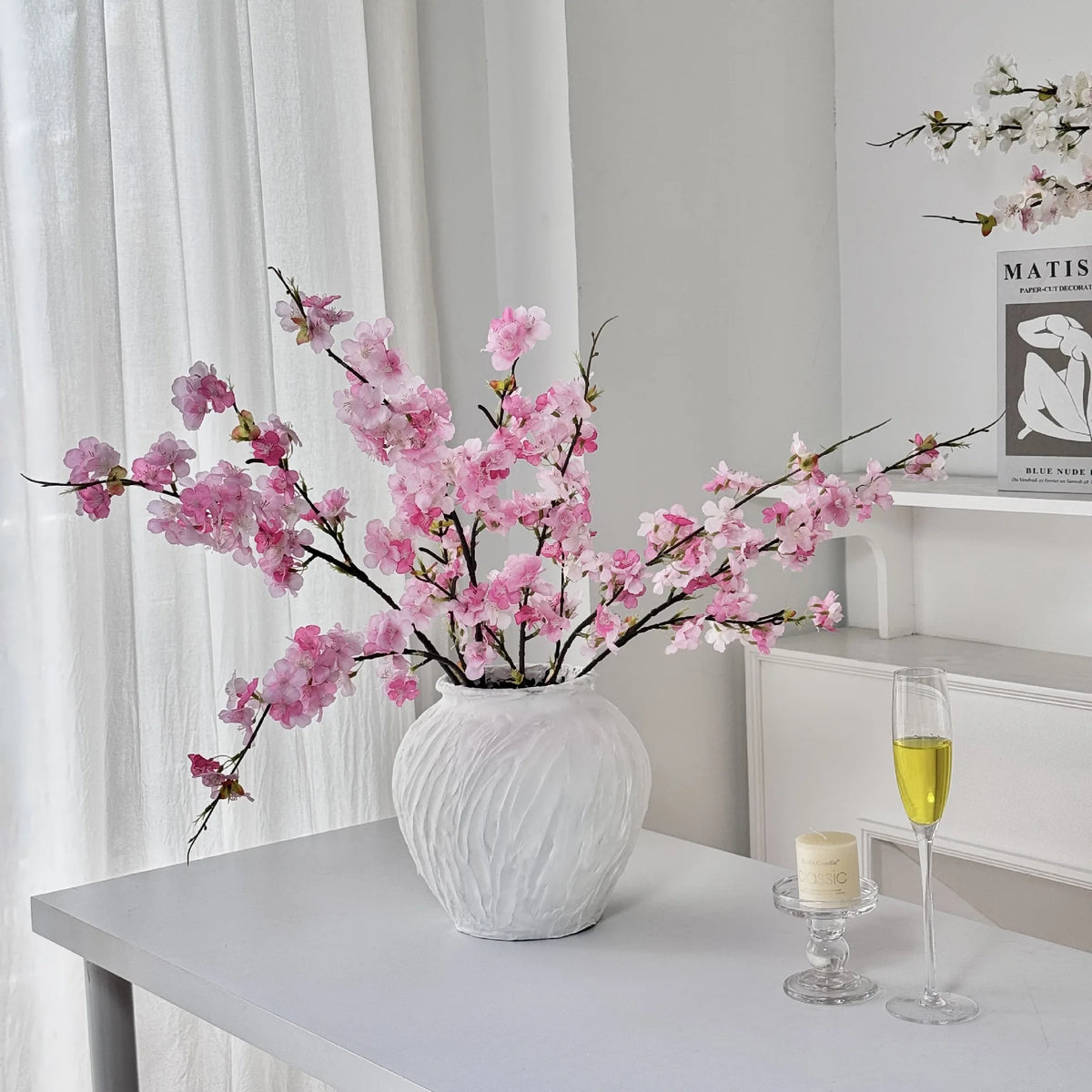 décoration intérieure branche artificielle fleurs cerises rose blanche minimaliste vase salon entrée