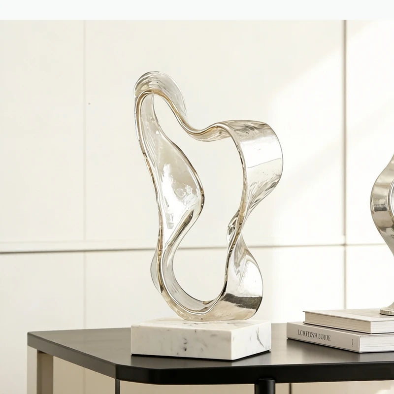 sculpture contemporaine transparente dorée onctueuse base marbre blanche décoration intérieure moderne art abstrait geometrique