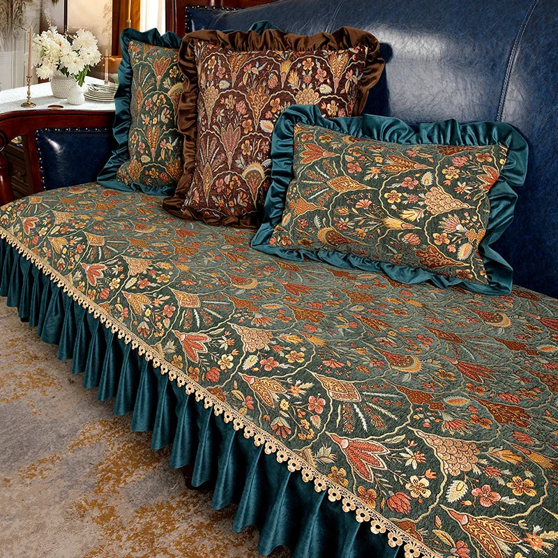 Riche et somptueux ensemble de literie en velours turquoise avec des motifs floraux et des volants décoratifs, créant une atmosphère chaleureuse et élégante dans la chambre.