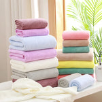Serviette velours corail verte dans salle de bain moderne