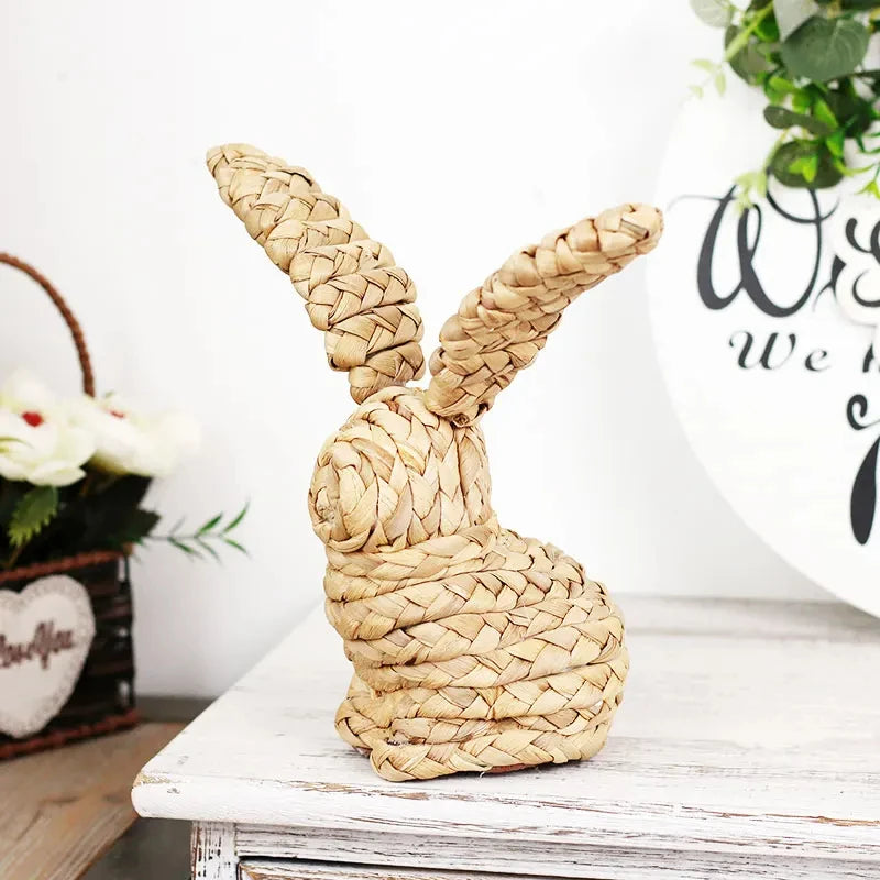 Un lapin en vannerie, composé de fibres naturelles tressées dans un design artistique et décoratif.