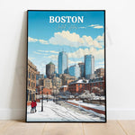 L'affiche présente un paysage urbain de Boston avec des gratte-ciel, des bâtiments historiques et des piétons marchant sur un trottoir enneigé, sous un ciel nuageux.