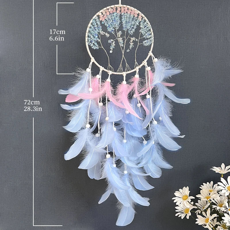 Capteur de rêves décoratif en plumes de couleurs pastel douces, avec des motifs de fleurs et de perles sur un cadre rond en métal, offrant une décoration élégante et apaisante.