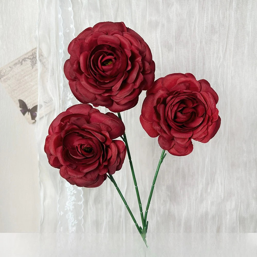 décoration intérieure fleurs artificielles soie rouge rose blanches classiques tringle mariage anniversaire