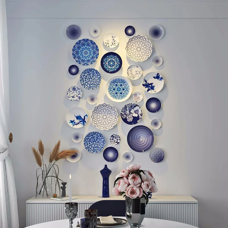 Assiette murale décorative dans une salle à manger moderne