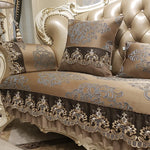 Un joli ensemble de literie en couleurs neutres avec des motifs floraux élégants et une finition de luxe, créant une ambiance chaleureuse et raffinée dans la chambre.