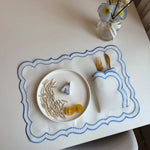 nappes decoratives blanc rouge bleu vert bordures ondulees assiettes blanches couverts dorés minimaliste 45x32cm