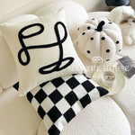 coussin moderne carré brodé motif géométrique noir blanc amovible lavable mousse mémoire forme 45x45cm
