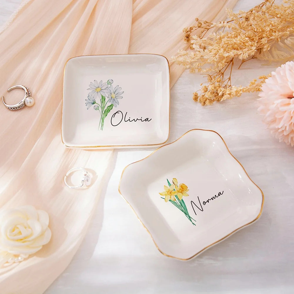 assiettes bijoux blanc or fleurs dessinées texte classique rond coeur carré dentelle