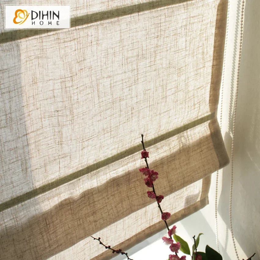 Store romain beige en position ouverte avec occultation partielle