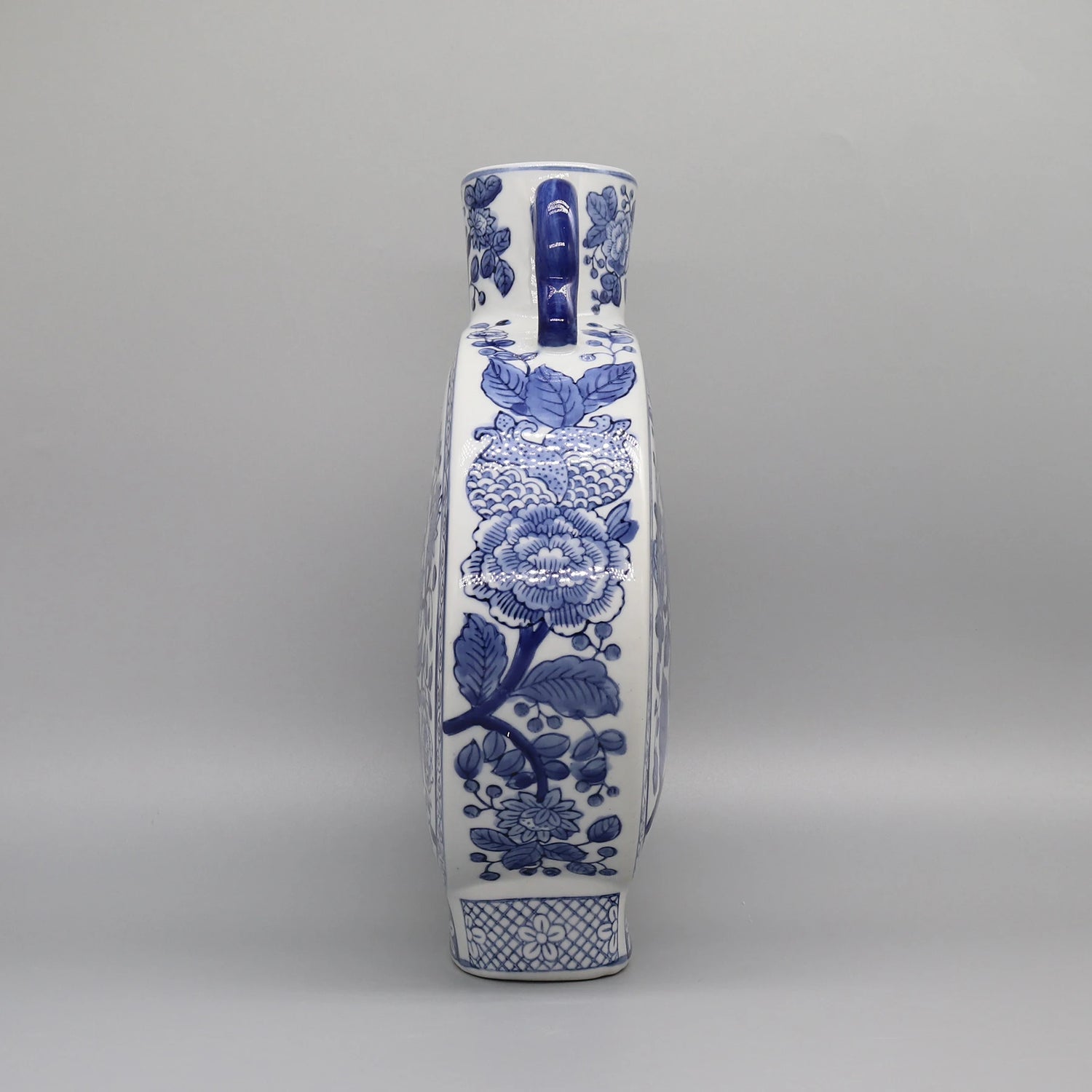 Vase en porcelaine bleu et blanc orné de motifs floraux élégants et délicats.