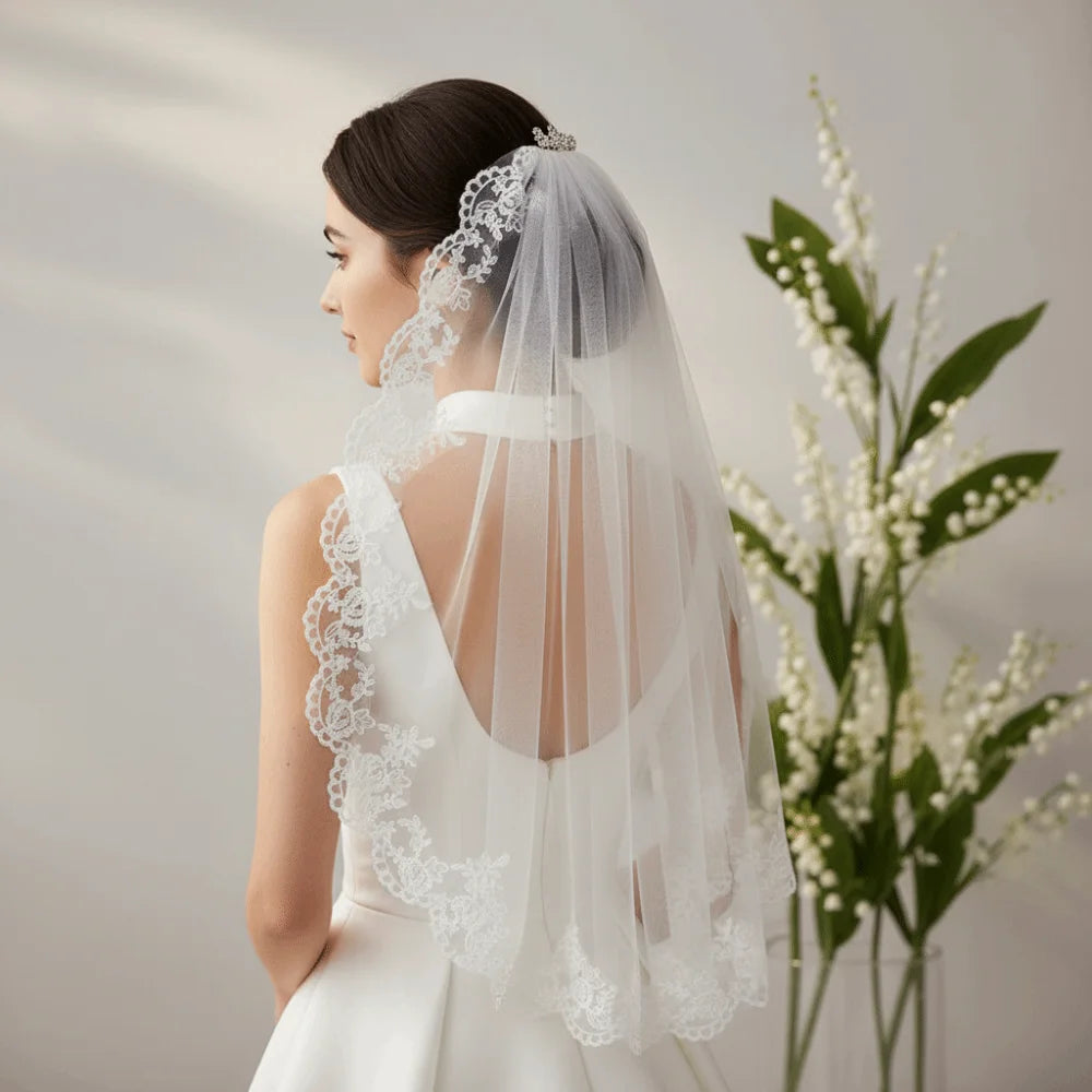 voile mariée dentelle fine blanc ornements floraux translucide classique peigne métallique élégante bride