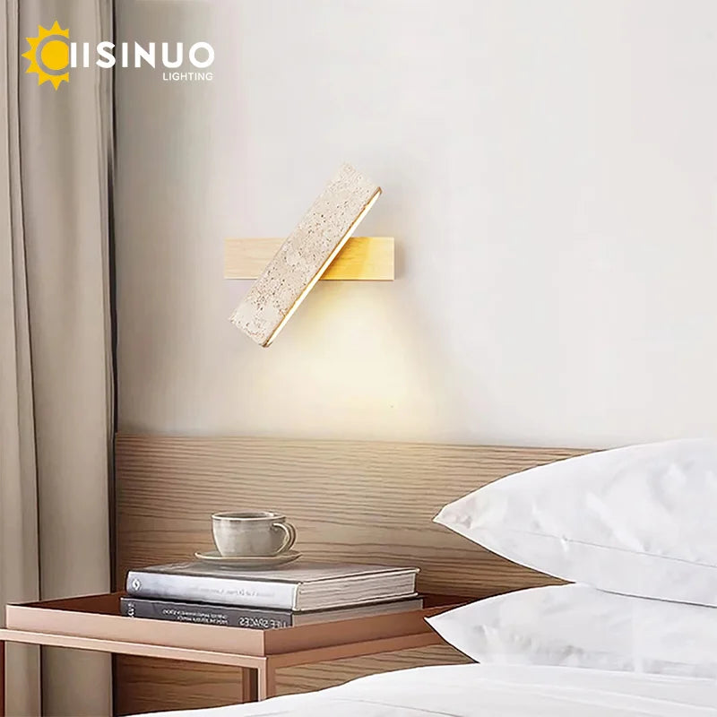 lampe murale moderne bois texture granulaire beige brun clair interrupteur câble opacité minimaliste chambre