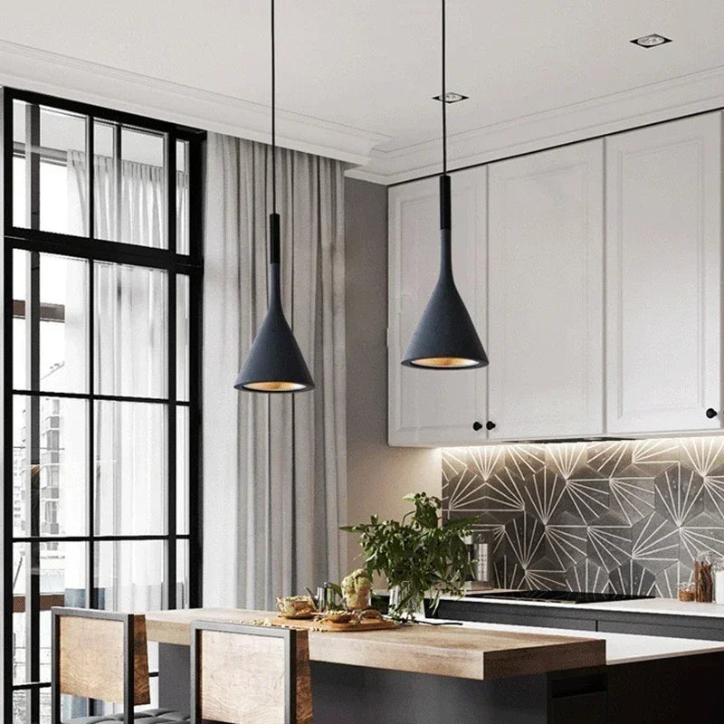 lampes suspendues modernes noir bronze gris clair abat jour conique living bedroom dining room