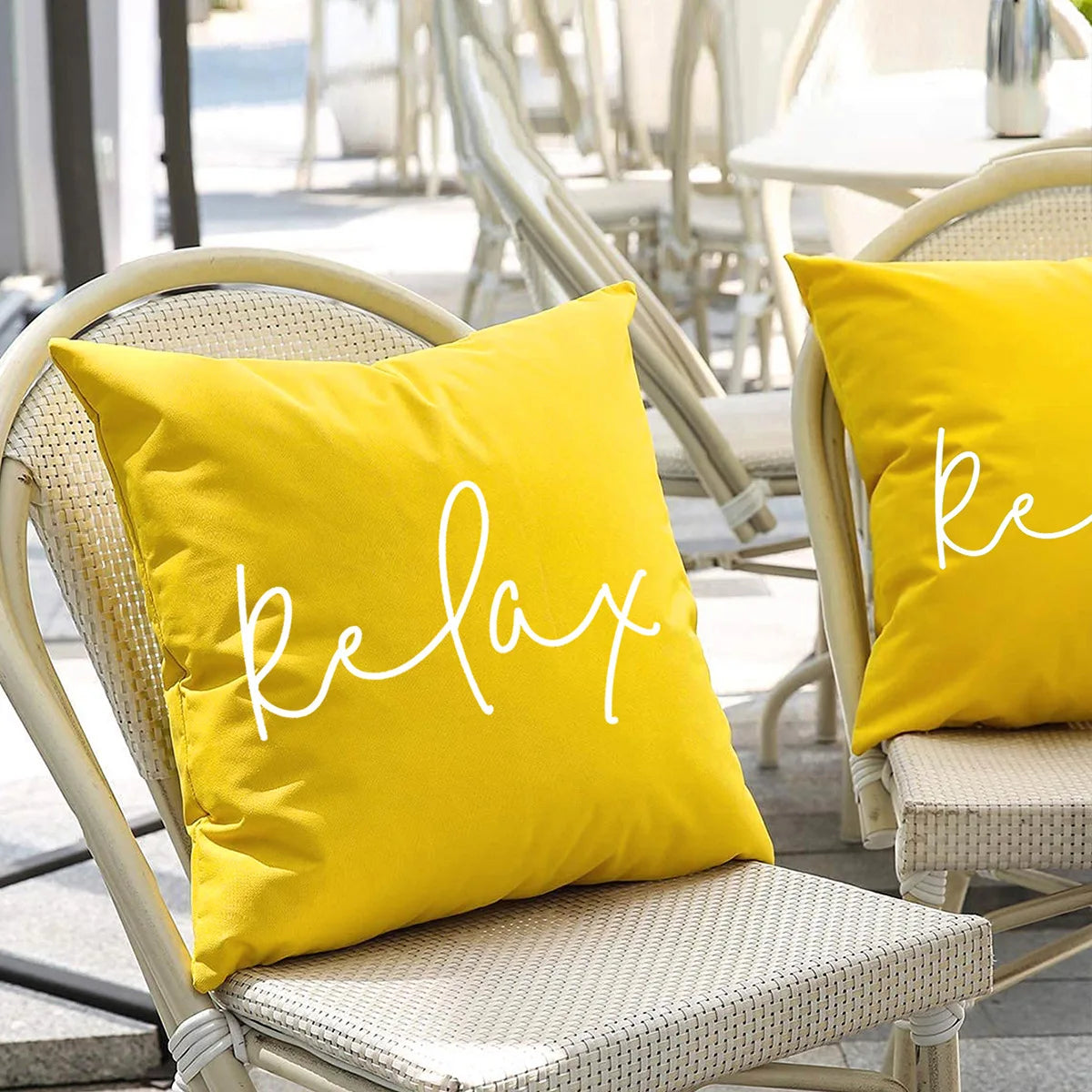 coussin carré imperméable extérieur motif relax texte blanc décoration jardin piscine fauteuil salon moderne