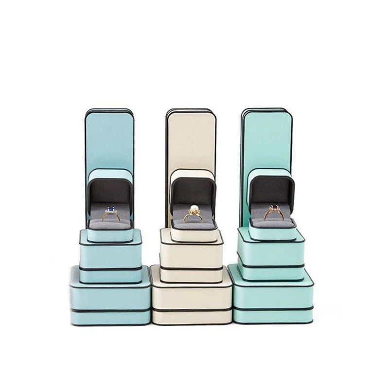 boîtes bijoux cuir beige turquoise intérieur noir moderne emballage présentation anneaux haute qualité