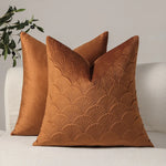 coussins carrés élégants texture plumes couleurs bordeaux blanc marron gris moderne