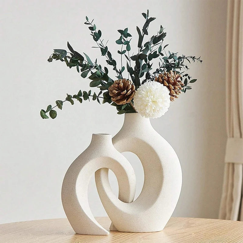 vases decoratifs modernes beige clair texture granuleuse incurvés minimaliste sculptural