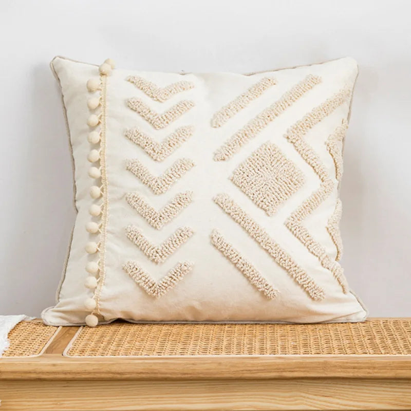 coussin carré rectangulaire beige motifs géométriques dorés pompons chambre salon déco