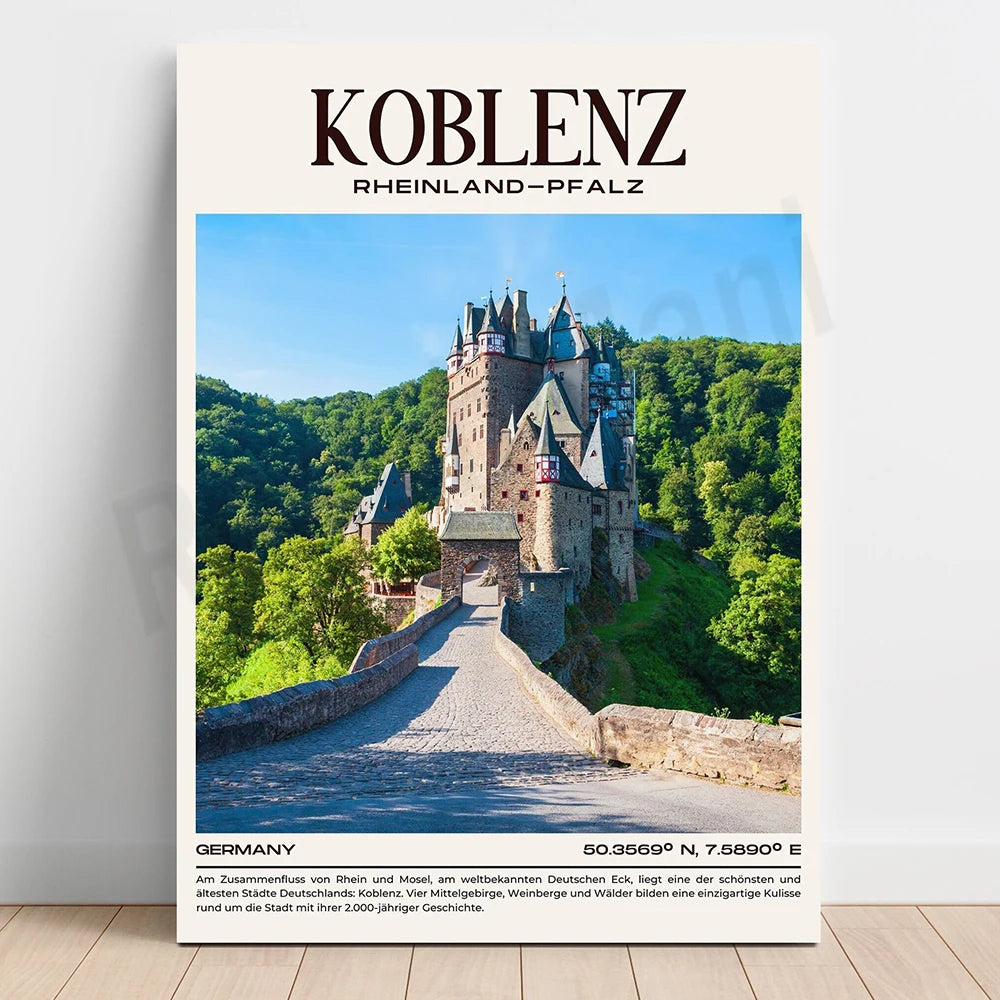 Une image de la ville pittoresque de Coblence en Allemagne, avec son château médiéval Eltz surplombant la rivière Moselle dans un paysage verdoyant.