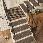 Escalier avec carreaux noirs et blancs et décoration florale, créant une ambiance élégante et chaleureuse.
