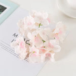 fleurs artificielles hortensia blanches roses bleues mariage extérieur bouquet décoration moderne minimaliste