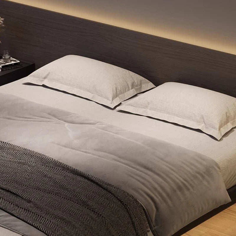 lit double moderne minimaliste tables chevet bois marron gris couverture noire