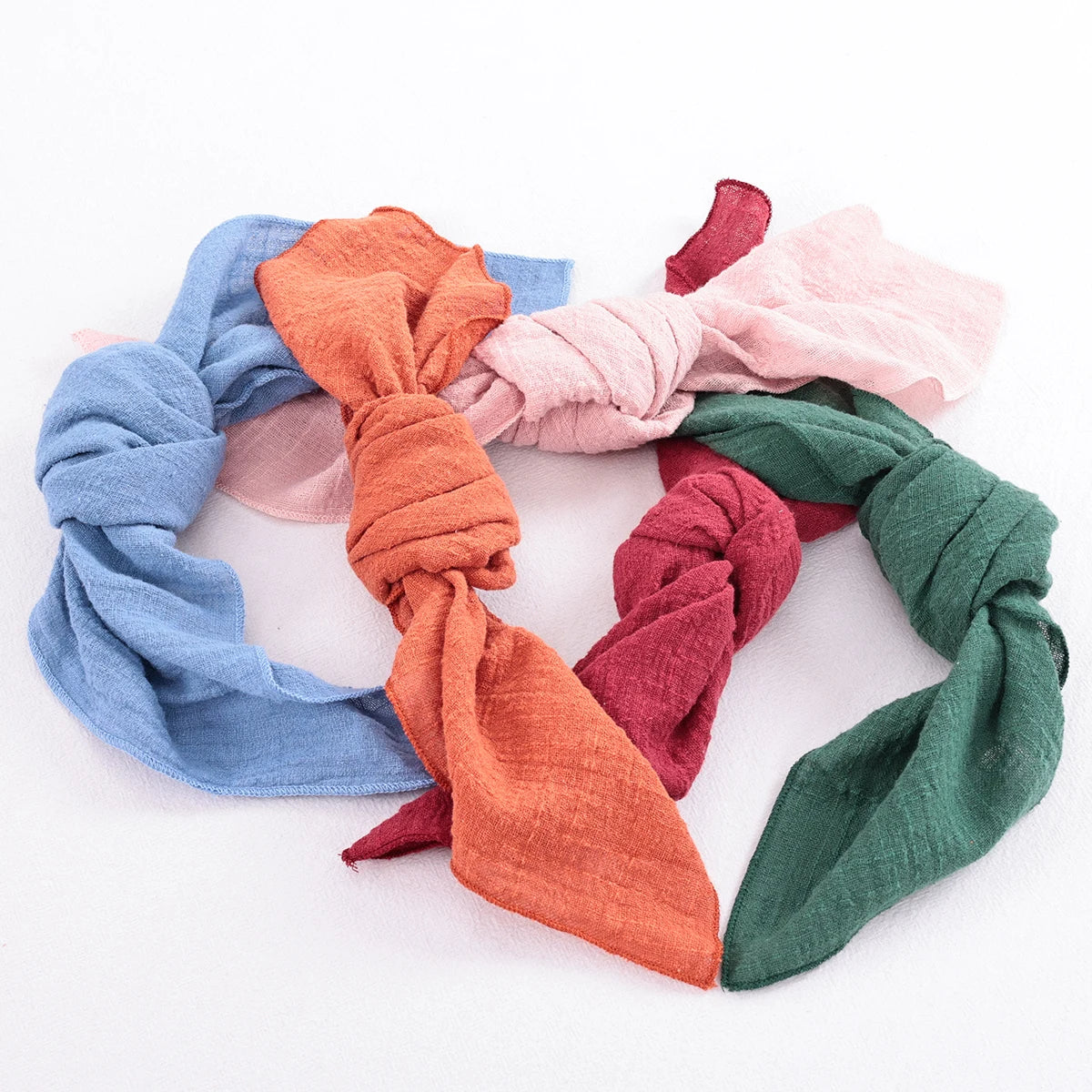serviettes plissées coton marron rose bleu rouge minimalistes clips dorés mariage fête famille