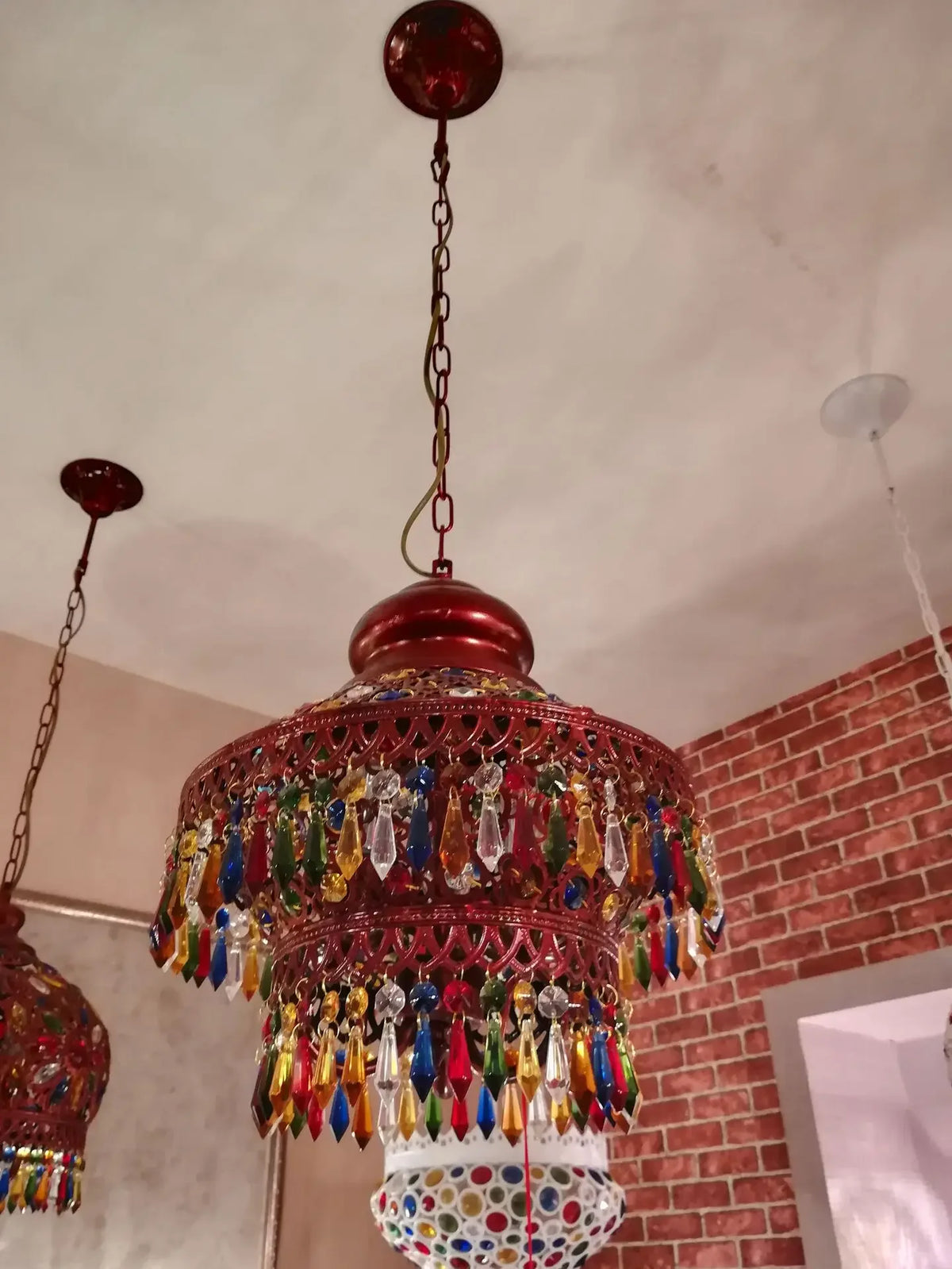 Lampe suspendue bohème au-dessus d'une table