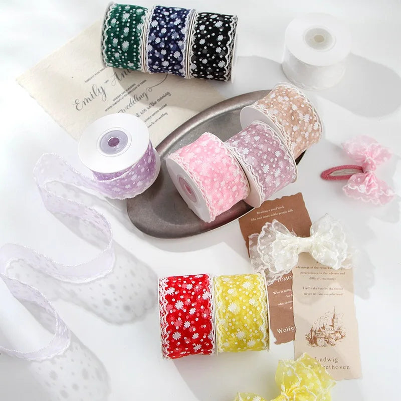 rubans tulle géométriques couleurs vives petits pois blancs texture translucide élégant